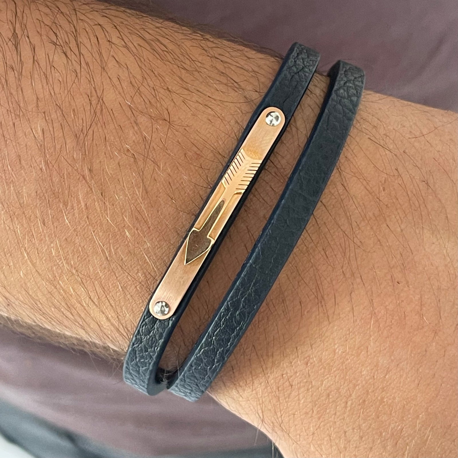 Byzylyk, byzylyk floriri, byzylyk floriri per meshkuj, byzylyk per meshkuj, byzylyk dore per meshkuj, byzylyk argjendi per meshkuj, byzylyk dore,dhurata, dhurata per meshkuj, dhurata per ditelindje, byzylyk i lare me flori, byzylyk çelik, byzylyk Penelope.