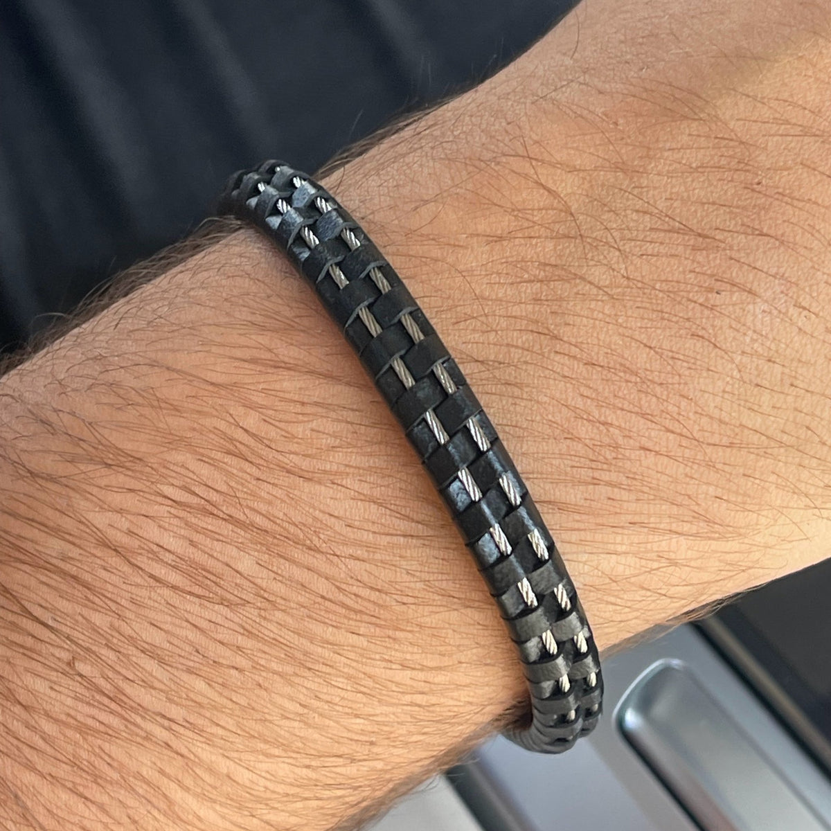 Byzylyk, byzylyk floriri, byzylyk floriri per meshkuj, byzylyk per meshkuj, byzylyk dore per meshkuj, byzylyk argjendi per meshkuj, byzylyk dore,dhurata, dhurata per meshkuj, dhurata per ditelindje, byzylyk i lare me flori, byzylyk çelik, byzylyk Penelope.