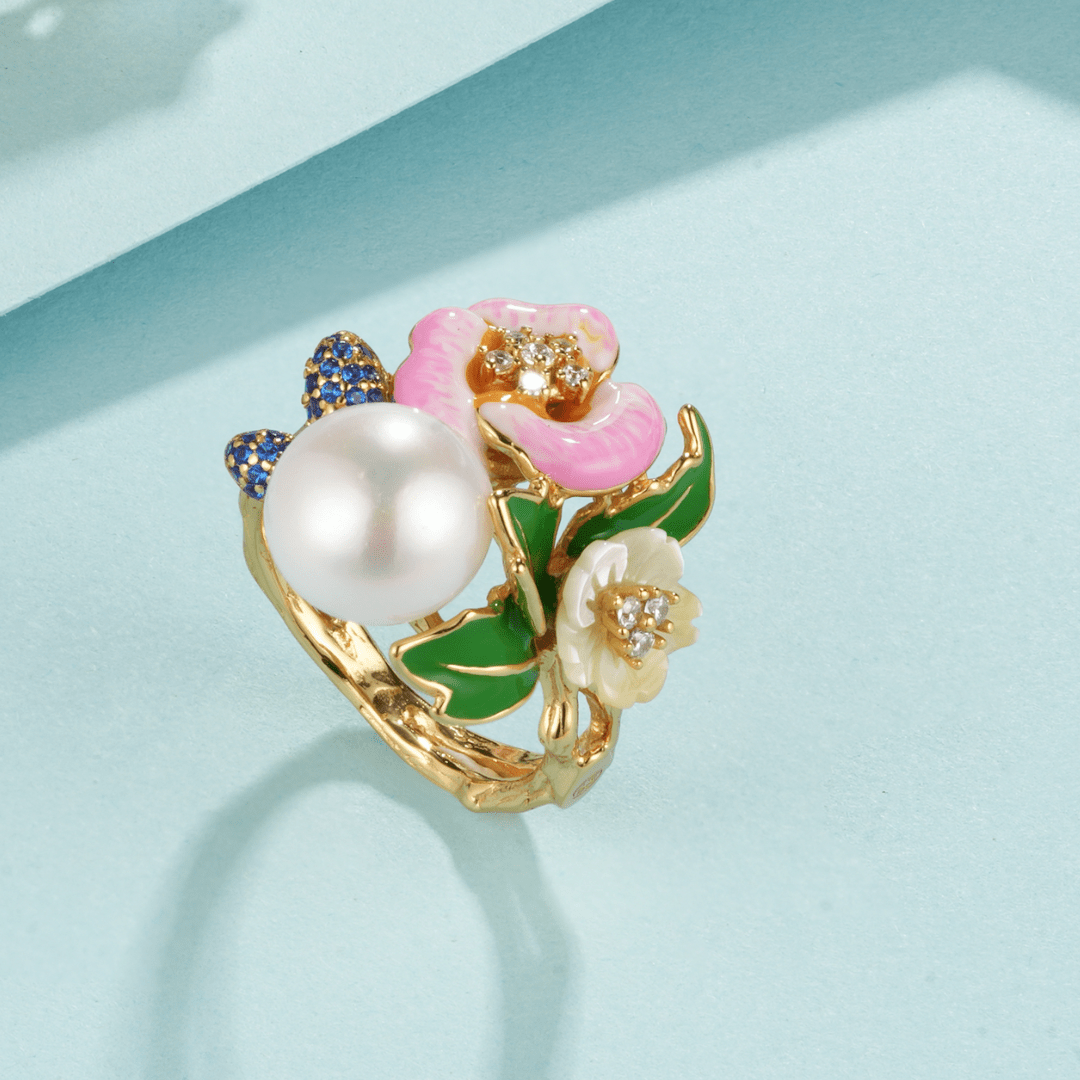 Unazë me lule të bukura rozë dhe një perle.