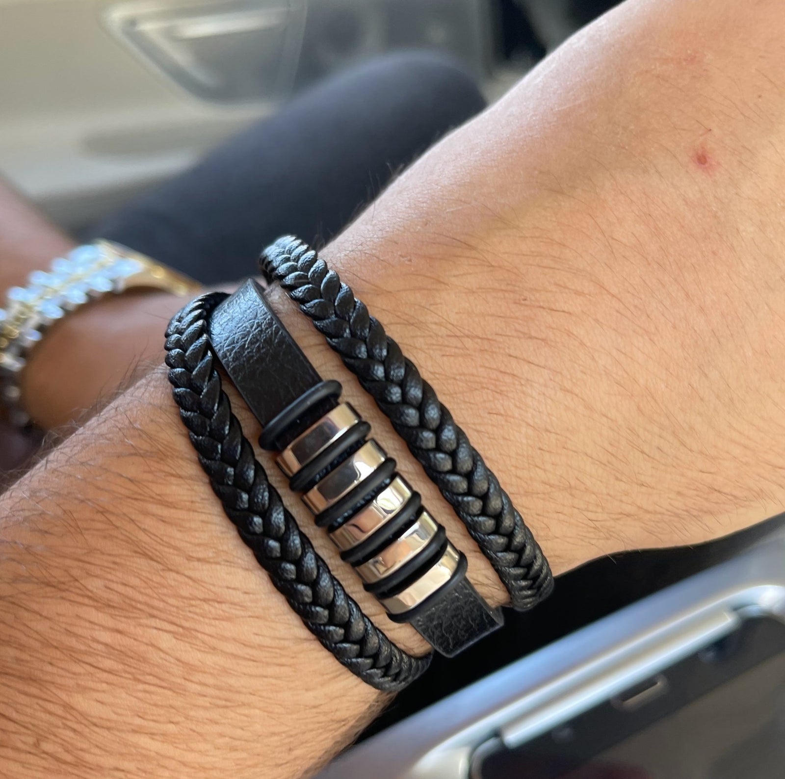 Byzylyk, byzylyk floriri, byzylyk floriri per meshkuj, byzylyk per meshkuj, byzylyk dore per meshkuj, byzylyk argjendi per meshkuj, byzylyk dore,dhurata, dhurata per meshkuj, dhurata per ditelindje, byzylyk i lare me flori, byzylyk çelik, byzylyk Penelope.