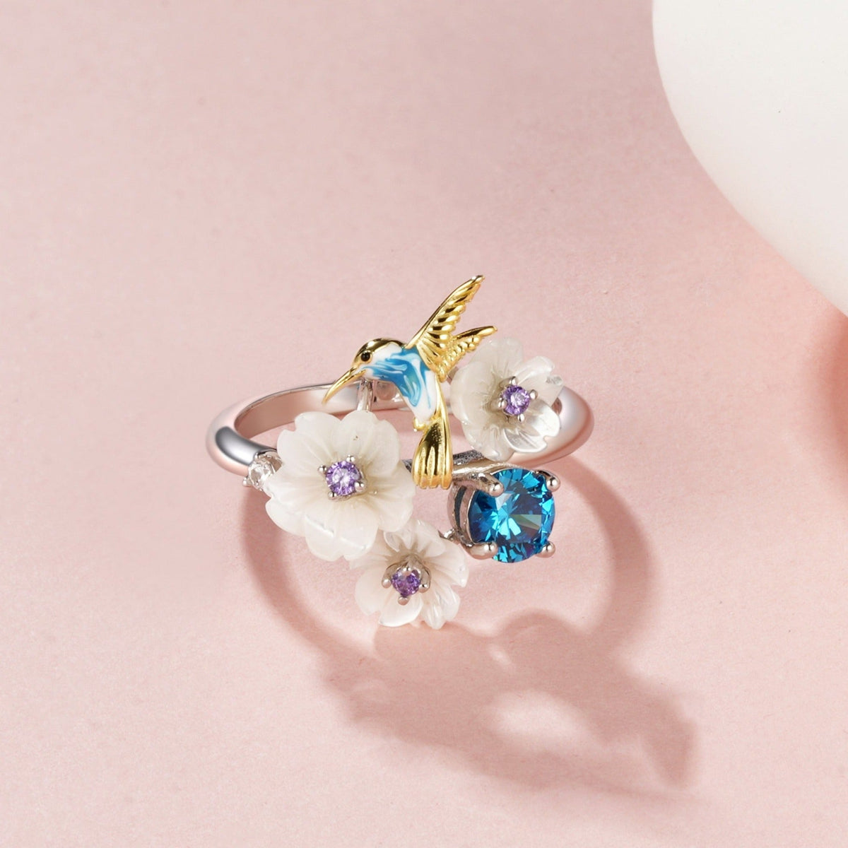 Nje unaze me lule te bardha , nje zog blu flori dhe gure zirkoni