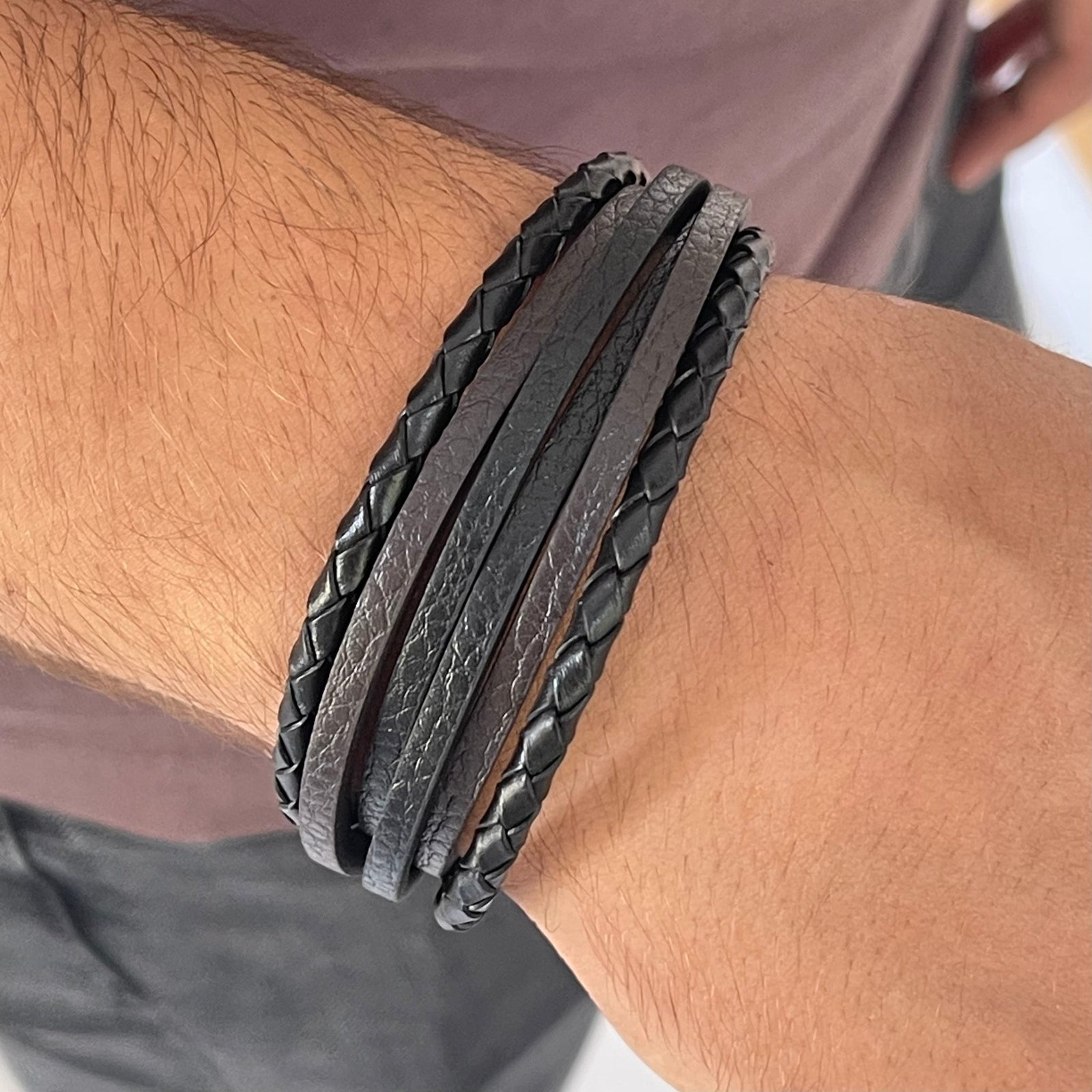 Byzylyk, byzylyk floriri, byzylyk floriri per meshkuj, byzylyk per meshkuj, byzylyk dore per meshkuj, byzylyk argjendi per meshkuj, byzylyk dore,dhurata, dhurata per meshkuj, dhurata per ditelindje, byzylyk i lare me flori, byzylyk çelik, byzylyk Penelope.