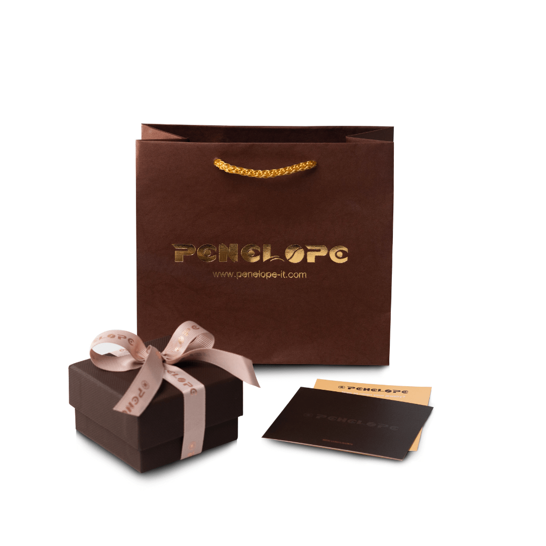 Paketim dhurate luksoz nga Penelope që përfshin një çantë ngjyrë kafe me logon me shkronja të arta, një kuti dhurate elegante me fjongo të personalizuar, dhe një kartë falenderimi. Ideale për dhurata të sofistikuara dhe të veçanta.